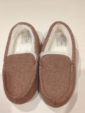 NWOT St. John's Bay Women's Tan Brown Fleece-Lined Moccasin Slippers 5-6 Small